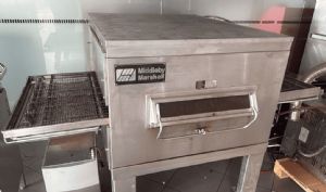 Four convoyeur électrique tapis 813mm d'occasion